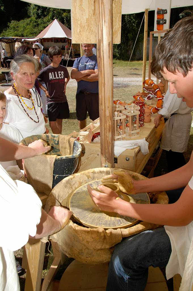 Töpfern will gelernt sein: Dies durften Kinder im Heereslager im Hof bei den Schlossfestspielen erfahren. Töpfern will gelernt sein: Dies durften Kinder im Heereslager im Hof bei den Schlossfestspielen erfahren.