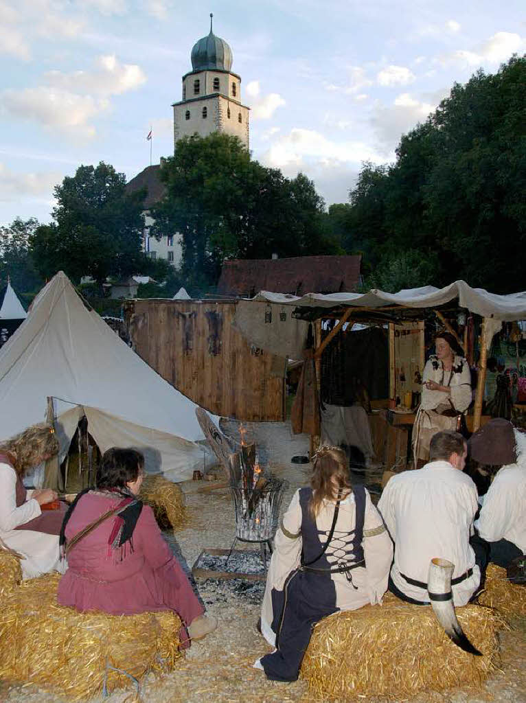 Mittelalterliche Marktstände prägten den Innenhof vor dem Hohenlupfen bei der dritten Auflage des Stühlinger Schlossfestes. Mittelalterliche Marktstände prägten den Innenhof vor dem Hohenlupfen bei der dritten Auflage des Stühlinger Schlossfestes.