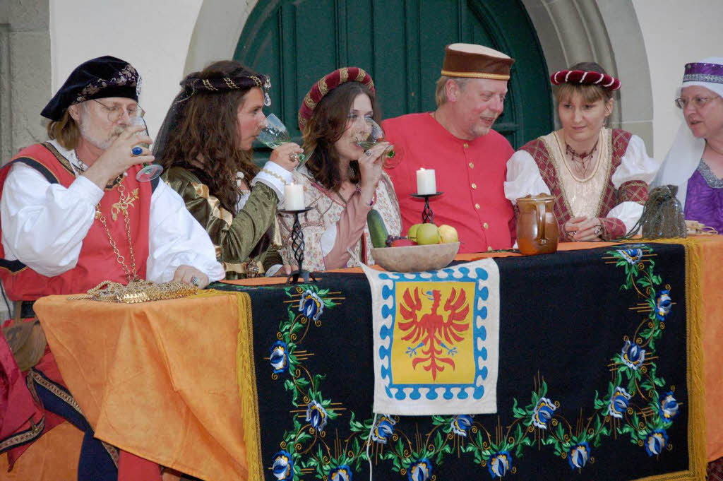 Das Schauspiel „Stühlinger Schneckenstreit“ legte Wert auf die Darstellung des Lebens des Adels in „Saus und Braus“. Das Schauspiel „Stühlinger Schneckenstreit“ legte Wert auf die Darstellung des Lebens des Adels in „Saus und Braus“.