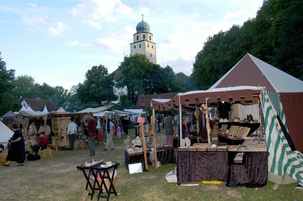 Mittelalterliche Marktstände prägten den Innenhof vor dem Hohenlupfen bei der dritten Auflage des Stühlinger Schlossfestes. Mittelalterliche Marktstände prägten den Innenhof vor dem Hohenlupfen bei der dritten Auflage des Stühlinger Schlossfestes.