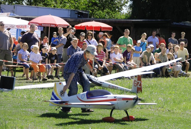 Von vielen Zuschauern aufmerksam beoba... Flugtag des Modellsportclubs Riegel.   | Foto: Roland Vitt
