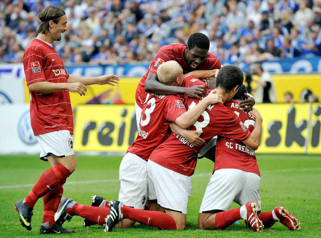 berraschungscoup des SC Freiburg: Mit 1:0 hat das Team von Robin Dutt beim FC Schalke 04 gewonnen – Freude in Rot, Frust in Blau.