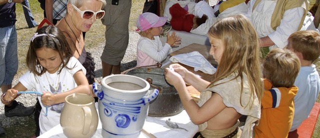 Kinder nutzten mit Eifer das  Angebot ... Stnden im Heereslager im Schlosshof.  | Foto: Dietmar Noeske