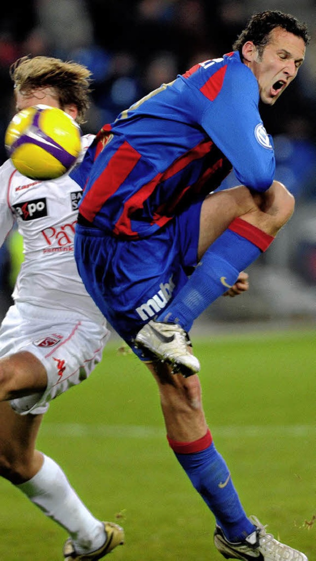 Muss sein linkes Knie schonen: Strmer Marco Streller (rechts) vom FC Basel  | Foto: Meinrad Schn