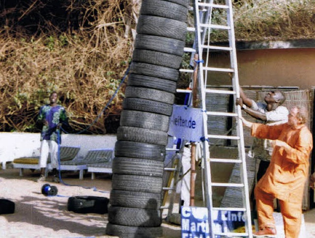 Der erste Versuch scheiterte in Afrika... den hchsten Reifenstapel errichten.   | Foto: Privat