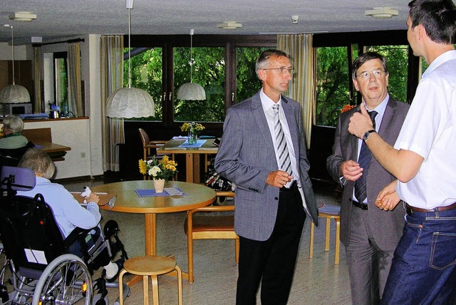 Bundestagskandidat Armin Schuster  und...r Karg gab Erluterungen (von links).   | Foto: Mnch