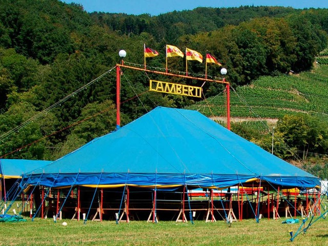 Der &#8222;Schwarzwald-Zirkus&#8220; Lamberti vor den  Rebhngen im Glottertal.  | Foto: Christian Ringwald