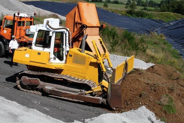 Erster Erdtransport wirbelt Staub auf