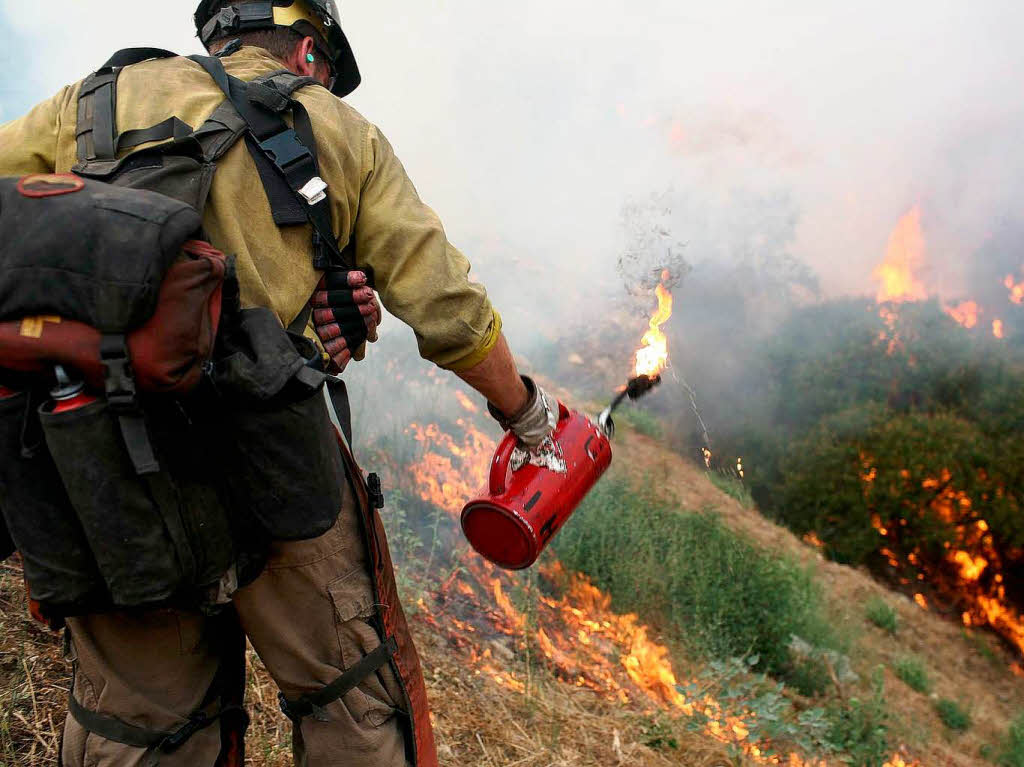 Mehr als 3000 Feuerwehrleute kmpfen gegen die Flammen – den Bewohnern bleibt oft nur die Flucht