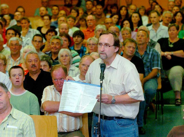 400 Brger wollten wissen, was die Kan...n, darunter Klaus Fuhrmann (am Mikro).  | Foto: Wolfgang Knstle