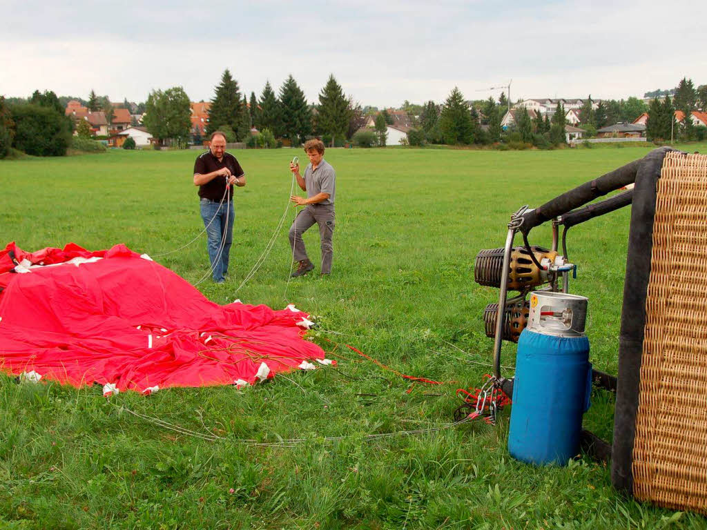 Beim Waldstadion wurde der Heißluftballon startklar gemacht. Beim Waldstadion wurde der Heißluftballon startklar gemacht.