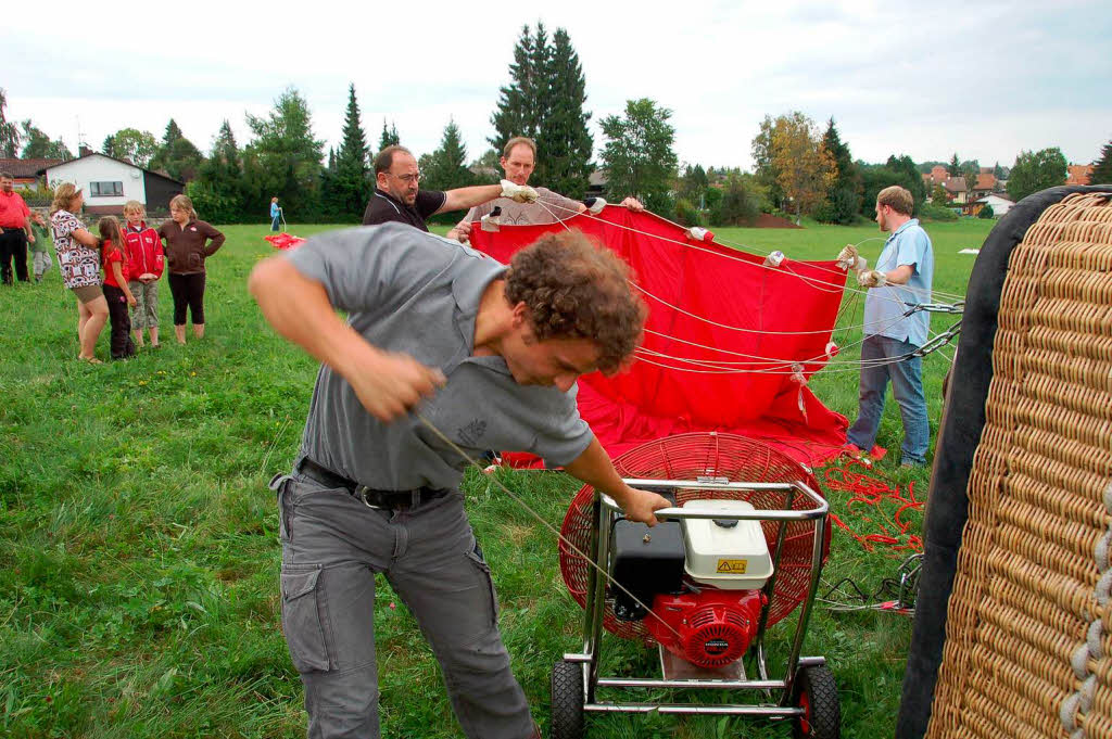 Zuerst musste die 6300 Kubik fassende Ballonhülle mit Luft gefüllt werden. Zuerst musste die 6300 Kubik fassende Ballonhülle mit Luft gefüllt werden.