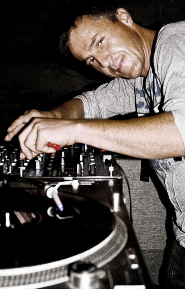 DJ Hofer beim Plattenmixen auf Ibiza  | Foto: bz