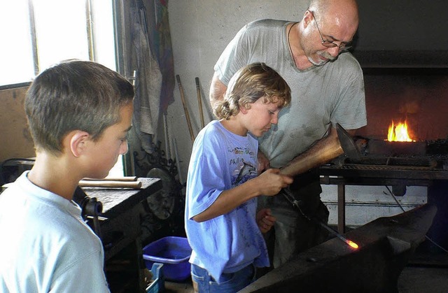 Levin Schalk (10) bringt unter Anleitu...enis ist ein interessierter Zuschauer.  | Foto: alfred arbandt