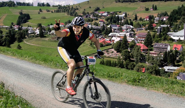 <Bildtext>Siegerpose: Den Mountainbike...hnen Landschaftskulisse.  </Bildtext>  | Foto: Felix Held