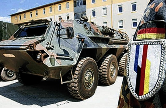 Ein Radpanzer der franzsischen Streit...hat in Grningen ein Auto berrollt.    | Foto: BZ