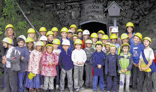 Ohne Helm geht gar nicht: 33 Kindern a...gen das Museumsbergwerk Schauinsland.   | Foto: BZ