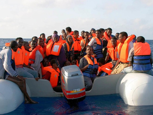 Flchtlinge aus Afrika  treffen auf einem Boot  in Malta ein.   | Foto: DPA