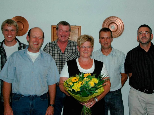 Gruppenbild mit Dame: Petra Senn  ist ...zeigt sie mit dem neuen Ortschaftsrat.  | Foto: Ounas-Krusel