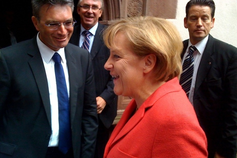 Ein Omen für die anstehende Bundestagswahl? Der erste, der von Angela Merkel in Freiburg begrüßen wird, ist Freiburgs OB Dieter Salomon. (Foto: Joachim Röderer)