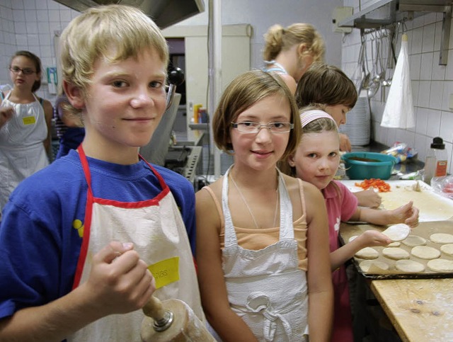 Fair kochen macht Spa: Silas (links) ...Kinder sind begeistert bei der Sache.   | Foto: Elena Rombach