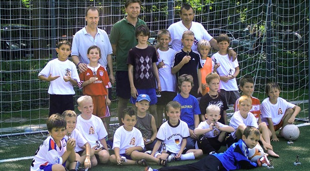 Lauter Sieger gab es beim Fuballturni...die Teilnehmer der Ferienspielaktion.   | Foto: Dietmar Krbs