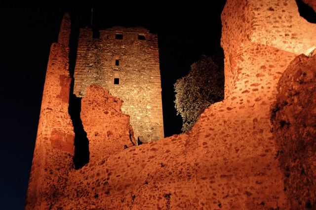 Waldkirchs Wahrzeichen: Auch  am Abend...ie Kastelburg  ein schner Blickfang.   | Foto: Hubert Bleyer