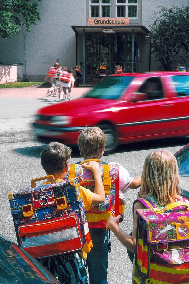 Den Ranzen geschultert: Erstklssler mssen den Gang zur Schule  trainieren.     | Foto: ar/adac