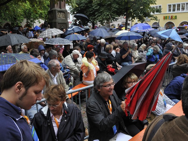 Schirme auf, Schrime zu: Das Wetter war wechselhaft.  | Foto: Ingo Schneider