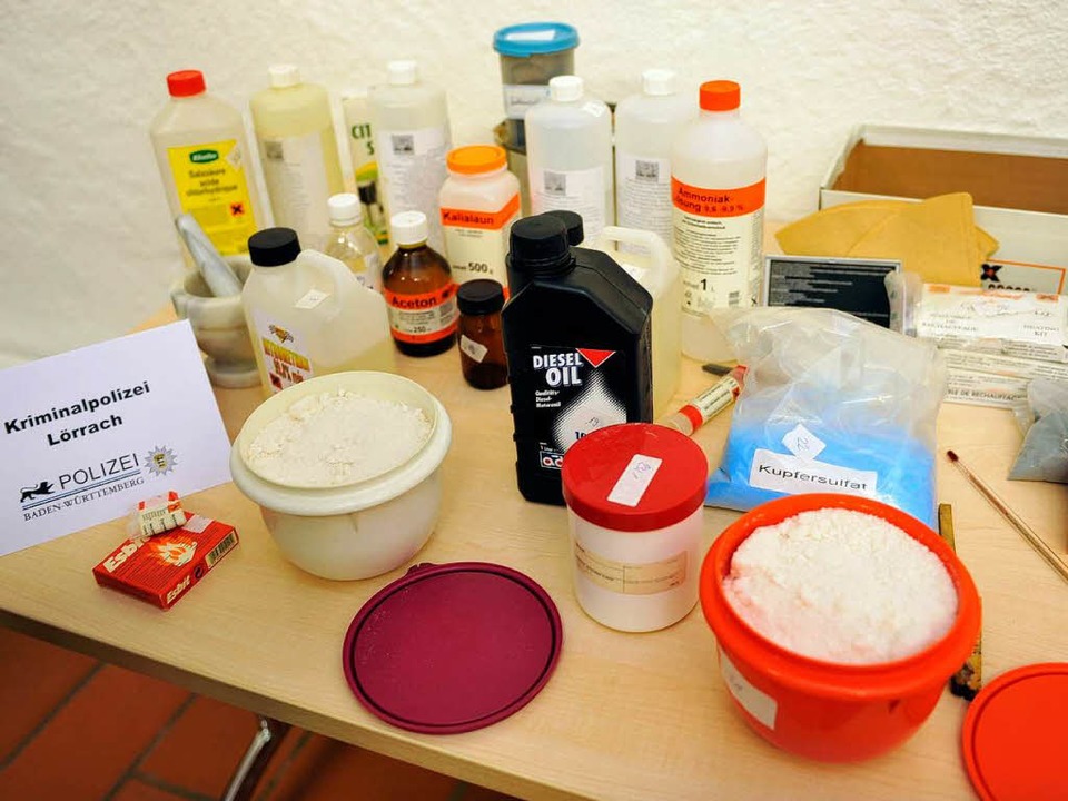 Die in Weil am Rhein  sichergestellten Chemikalien zur Herstellung von Bomben.  | Foto: dpa