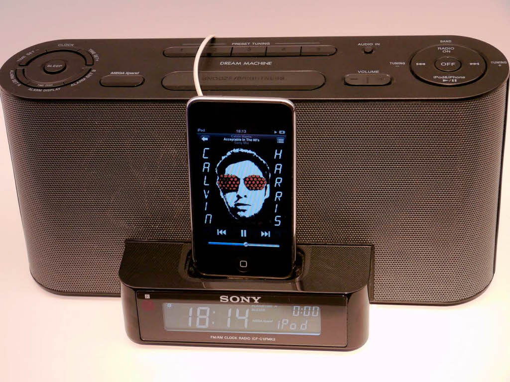 Kaum zu glauben, aber wahr: Sony (!) stellt Gerte mit iPod/iPhone-Dock vor