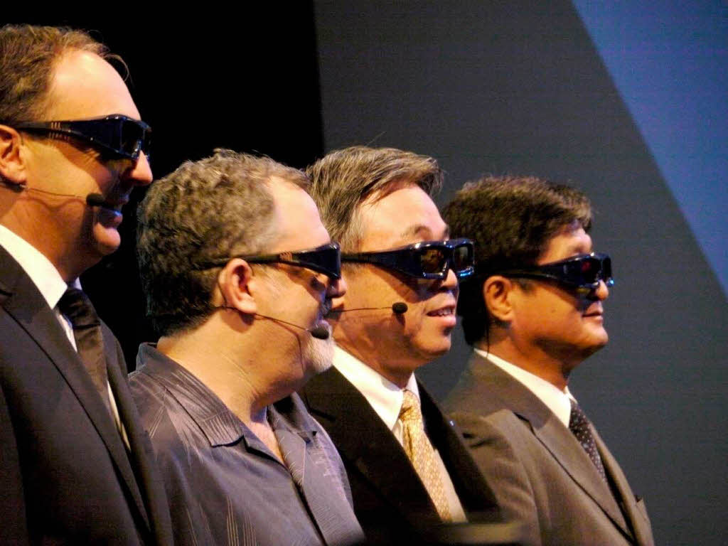 Vier Blues Brothers haben 3-D im Blick: Die Panasonic-Chefs samt Hollywood-Produzent John Landau (2.v.l.)