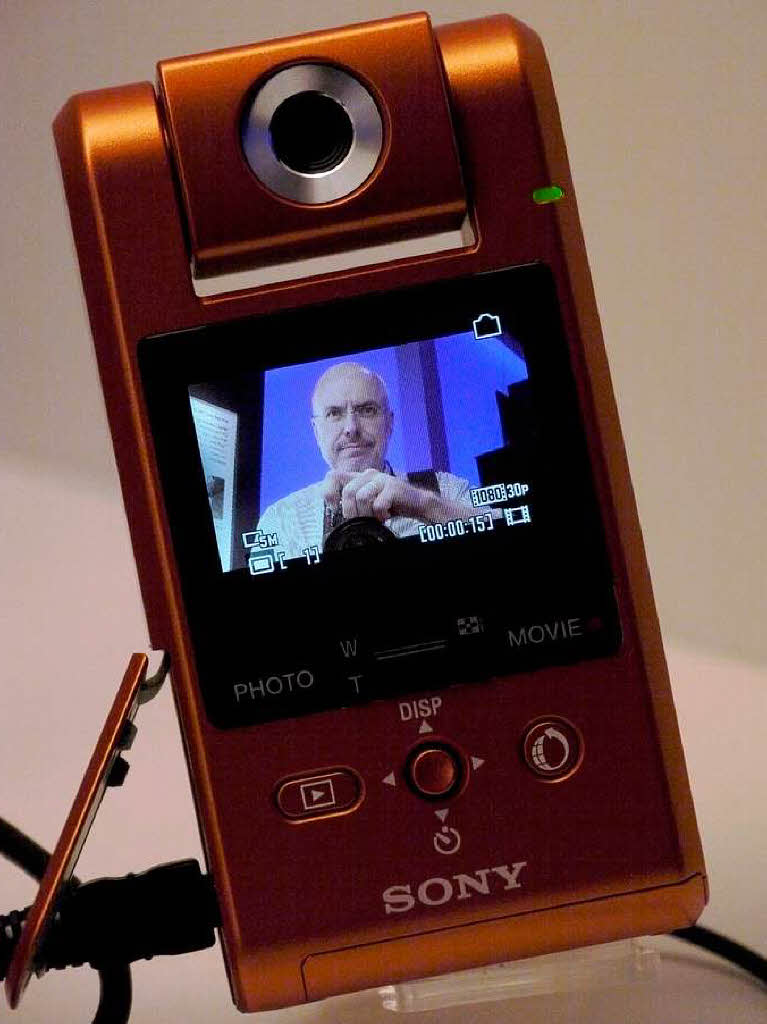 Der Autor im virtuellen Spiegelbild von Sonys kleiner Digicam in der Flip-Klasse.