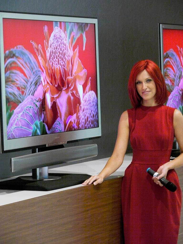 Miss IFA aller Orten: Hier erfreut sie sich am neuen Premium-TV von Sharp aus der Aquos-Serie mit Full-LED-Panel