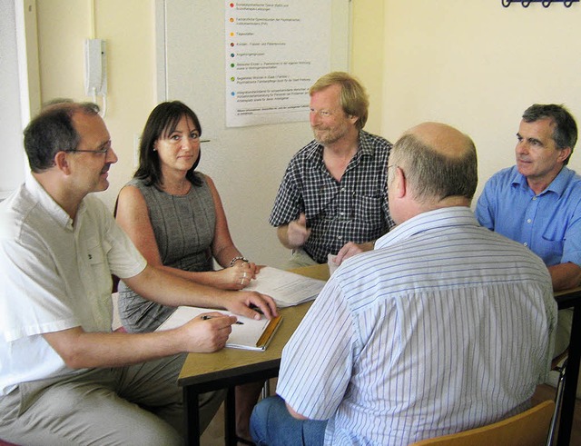 Im Team beraten (von rechts) Bernhard ...breichsleiter Caritas, und ihr Klient.  | Foto: Anne Freyer