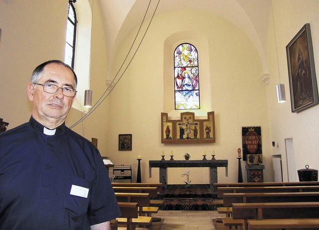 Der neue Krankenhausseelsorger Pater L...hjahr renovierten alten Spitalkirche    | Foto: Gerard