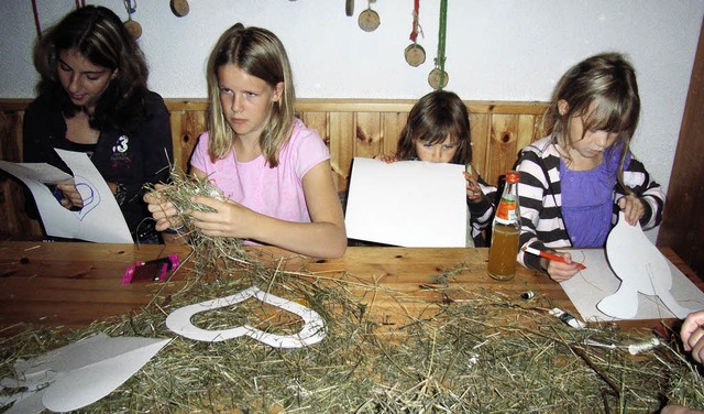 Beim Ferienprogramm in Winden bastelte...erwinden aus Heu verschiedene Figuren.  | Foto: Helmut Hringer