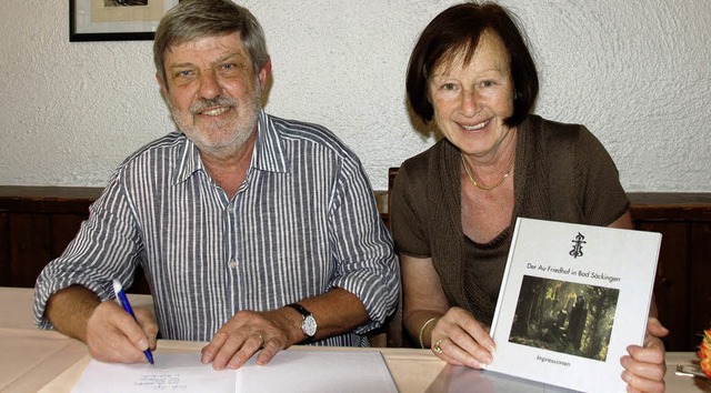 Walter Frank und Leiterin Adelheid End...i der Buchvorstellung einige Exemplare  | Foto: Christin Keller