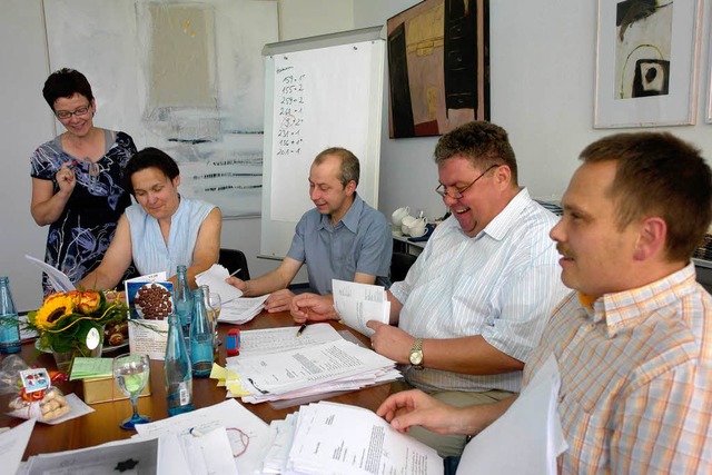 Die Rezepte-Jury bei der Arbeit (von l...ens Huber (Caf Ell in St. Blasien).    | Foto: Wolfgang Grabherr