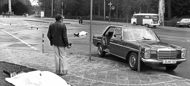 Der Tatort nach dem Anschlag auf Siegfried Buback  im Jahr 1977   | Foto: DPA