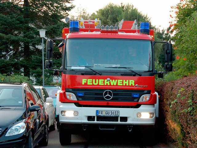 Kaum Spielraum fr die Feuerwehr Gunde...s zwischen Hecken und geparkten Autos.  | Foto: Andrea Steinhart