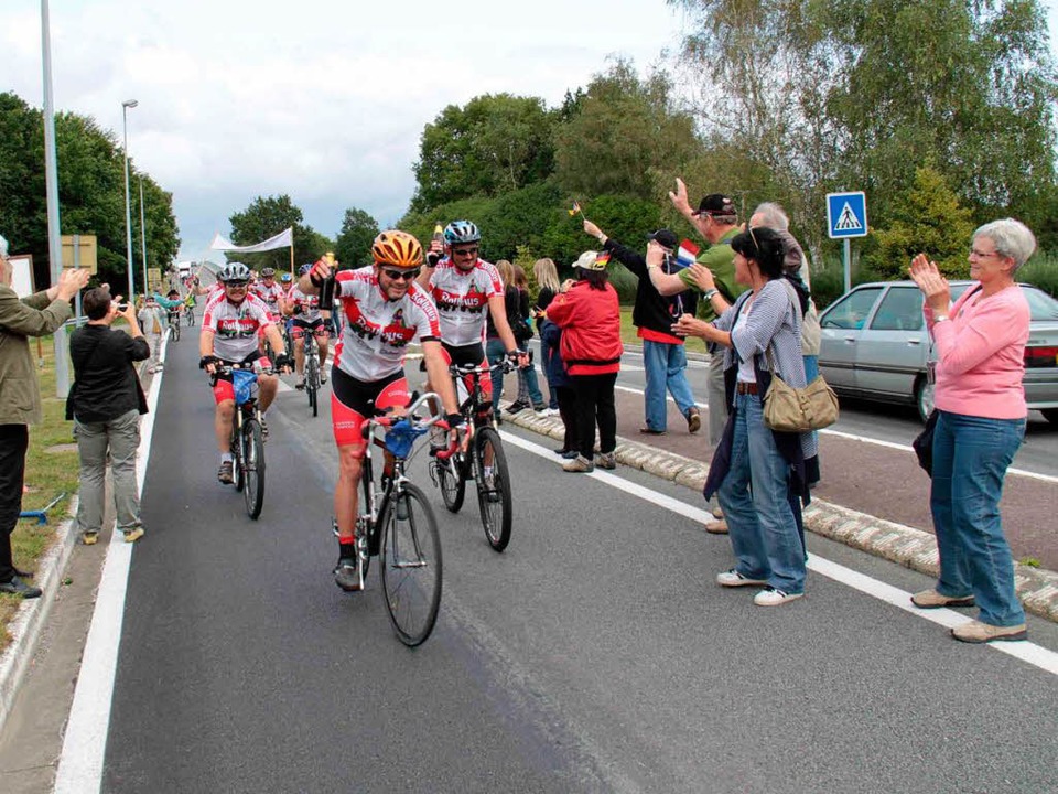 Mit viel Beifall wurden  die Radfahrer in Combrit begrüßt  | Foto: Chris Seifried