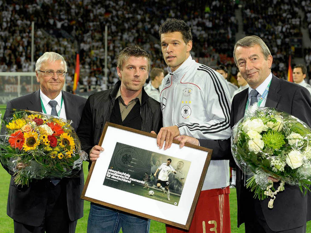 Schneider (2.v.l.) mit DFB-Prsident Theo Zwanziger (l), Michael Ballack (2.v.r.) und DFB-Generalsekretr Wolfgang Niersbach.