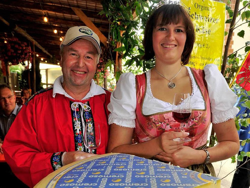 Weinprinzessin Simone Schwaab aus Denz...e, den Moritz aus Appenzell mitbringt.  | Foto: Dieter Erggelet