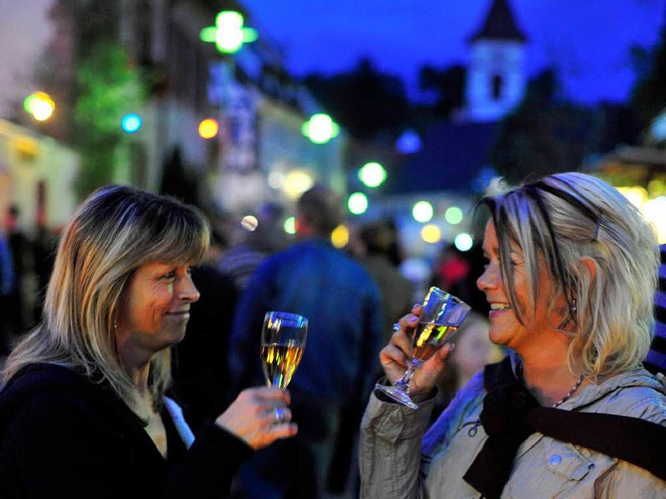 Treffpunkt Weinfest: Beim Zehntele lässt es sich gut erzählen.  | Foto: Dieter Erggelet