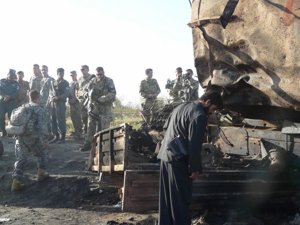 NATO-Experten untersuchen den Luftangr...h die Taliban gekaperten Tanklastzüge.  | Foto: dpa