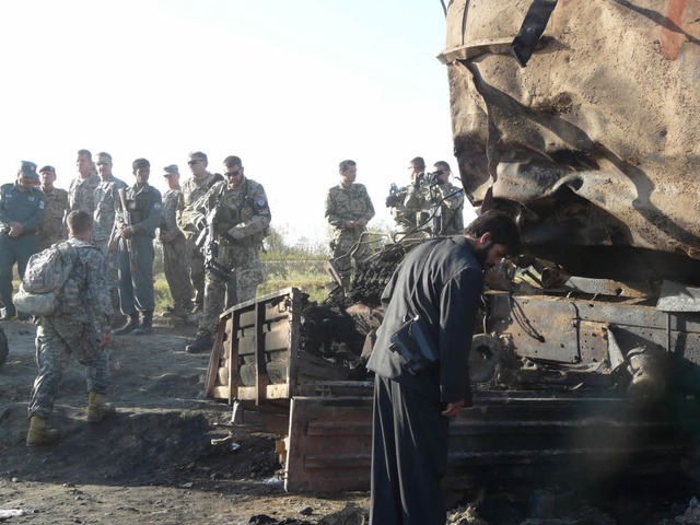 NATO-Experten untersuchen den Luftangr...h die Taliban gekaperten Tanklastzge.  | Foto: dpa