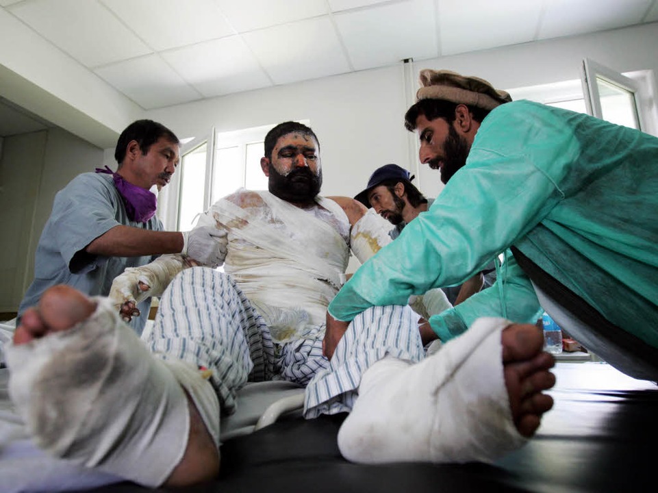 Verletzte Afghanen werden in Krankenhä...vilen Todesopfern bleibt weiter offen.  | Foto: dpa
