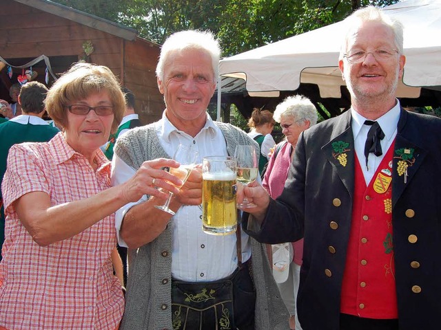 Mit Bier und Wein stieen die Gste au...er Gastgeber auf die  Freundschaft an.  | Foto: Alexander Gbel