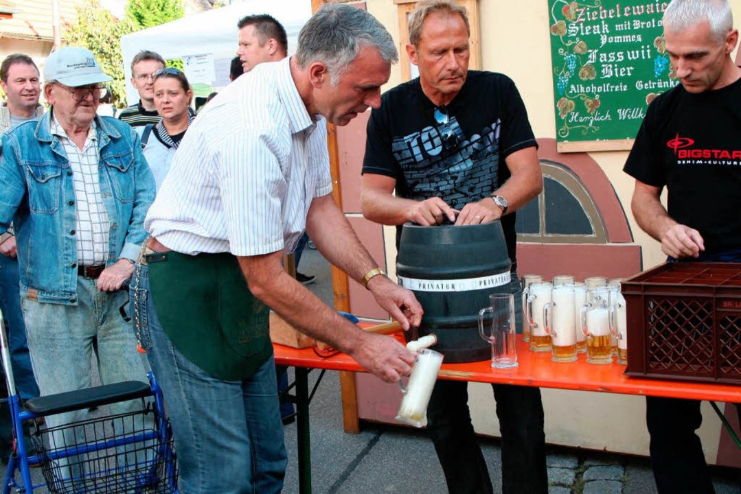 <Bildtext>Behände zapfte Bürgermeister...er die ersten Biere selber.</Bildtext>  | Foto: Reinhard Cremer